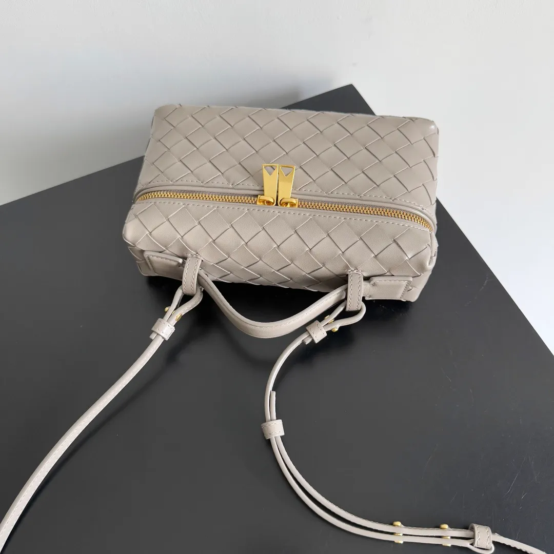 Batch 1360 Bottega Veneta suede series 25 autumn and winter braided zipper crossbody bag. A crossbody bag that can be used as a cosmetic bag. Exquisite weaving and compact body are an indispensable outfit embellishment for the upcoming winter. The double zipper also better protects the bag. It has a large capacity. If you like it, don’t miss it. Style number: 789109 Size: 22*12.5*5cm